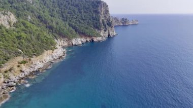 Deniz dalgaları kıyısı. Rocky turkuaz kıyısı. Günbatımı okyanus plajı. Yüksek kalite