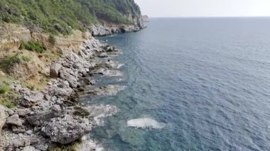 Deniz dalgaları kıyısı. Rocky turkuaz kıyısı. Günbatımı okyanus plajı. Yüksek kalite