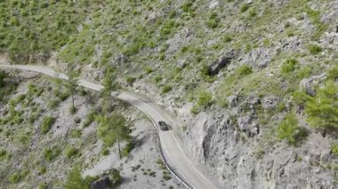 Dağ yolu arabası. Yüksek kalite 4k görüntü
