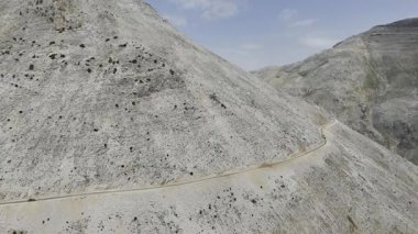 Dağ yolu arabası. Yüksek kalite 4k görüntü