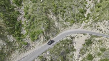 Dağ yolu arabası. Yüksek kalite 4k görüntü