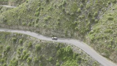 Dağ yolu arabası. Yüksek kalite 4k görüntü