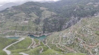 Dağlık viraj yolu. yukarıdan dağ manzarası