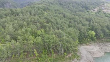 Dağlık viraj yolu. yukarıdan dağ manzarası