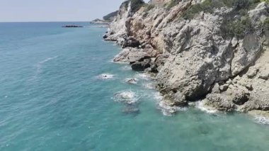 Rocky turkuaz kıyısı. Günbatımı okyanus plajı. Yüksek kalite