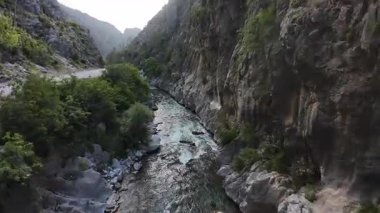 Dönek dağ yolu. Güneşli yol. Yüksek kaliteli FullHD görüntüler