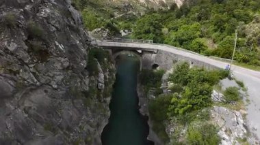 Nehir yemyeşil kanyon. Nehir dar kanyon. Yüksek kalite 4k görüntü