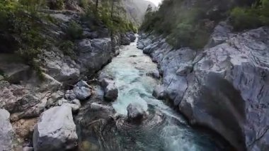 Nehir dar kanyon. Yüksek kalite 4k görüntü