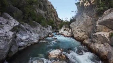 Nehir dar kanyon. Yüksek kalite 4k görüntü