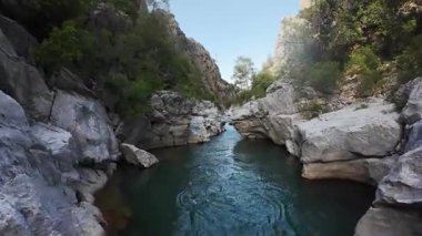 Nehir dar kanyon. Yüksek kalite 4k görüntü