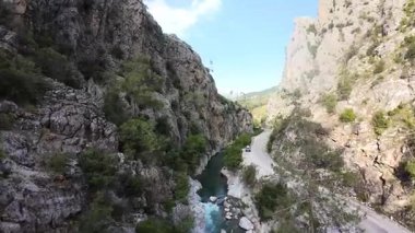 Dönek dağ yolu. Güneşli yol. Yüksek kaliteli FullHD görüntüler