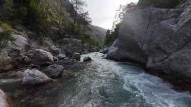 Dönek dağ yolu. Güneşli yol. Yüksek kaliteli FullHD görüntüler