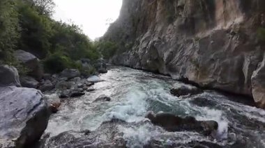 Dönek dağ yolu. Güneşli yol. Yüksek kaliteli FullHD görüntüler