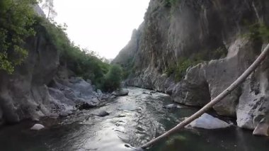 Dönek dağ yolu. Güneşli yol. Yüksek kaliteli FullHD görüntüler