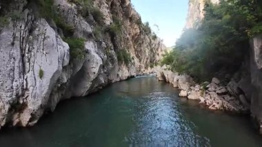 Nehir dar kanyon. Yüksek kalite 4k görüntü