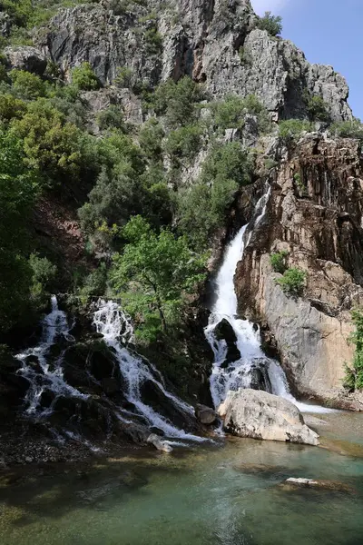 Kayalık şelale çağlayanı. Yüksek kalite fotoğraf