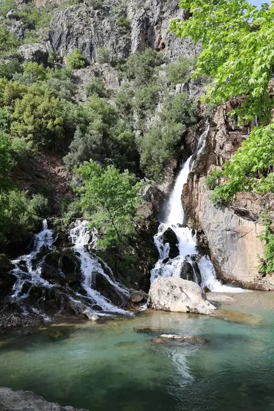 Kayalık şelale çağlayanı. Yüksek kalite fotoğraf