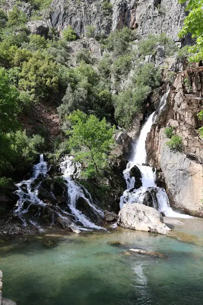 Kayalık şelale çağlayanı. Yüksek kalite fotoğraf