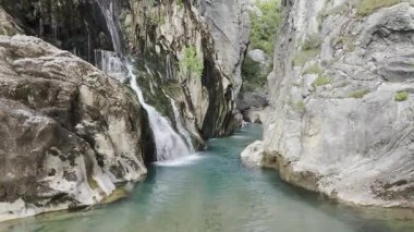 Kayalık şelale çağlayanı. Yüksek kalite fotoğraf