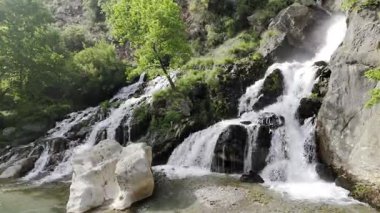 Kayalık şelale çağlayanı. Yüksek kalite fotoğraf