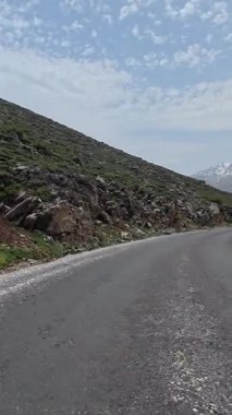 Dönek dağ yolu. Güneşli yol. Yüksek kaliteli FullHD görüntüler