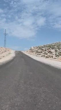 Dönek dağ yolu. Güneşli yol. Yüksek kaliteli FullHD görüntüler