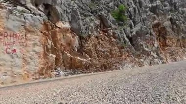 Dönek dağ yolu. Güneşli yol. Yüksek kaliteli FullHD görüntüler