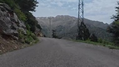 Dönek dağ yolu. Güneşli yol. Yüksek kaliteli FullHD görüntüler