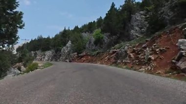 Dönek dağ yolu. Güneşli yol. Yüksek kaliteli FullHD görüntüler