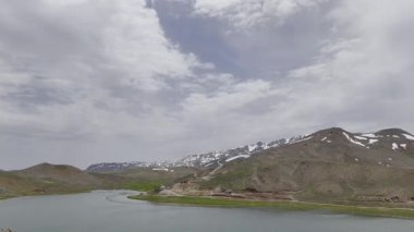 Dağlarda bahar, göl, yeşil tepeler. Yüksek kalite 4k görüntü