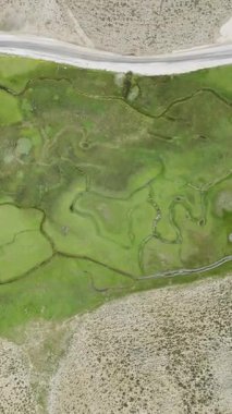 Dağlarda bahar, göl, yeşil tepeler. Yüksek kalite 4k görüntü