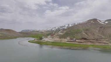 Dağlarda bahar, göl, yeşil tepeler. Yüksek kalite 4k görüntü