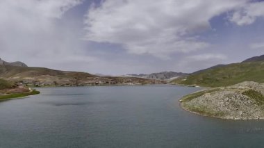 Dağlarda bahar, göl, yeşil tepeler. Yüksek kalite 4k görüntü