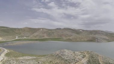 Dağlarda bahar, göl, yeşil tepeler. Yüksek kalite 4k görüntü