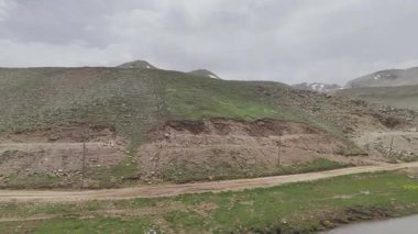 Dağlarda bahar, göl, yeşil tepeler. Yüksek kalite 4k görüntü