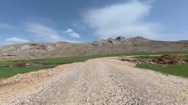 Toprak yol manzarası. Güneşli yol. Yüksek kaliteli FullHD görüntüler