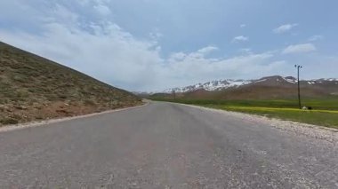 Toprak yol manzarası. Güneşli yol. Yüksek kaliteli FullHD görüntüler