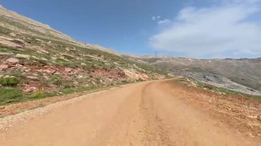 Toprak yol manzarası. Güneşli yol. Yüksek kaliteli FullHD görüntüler