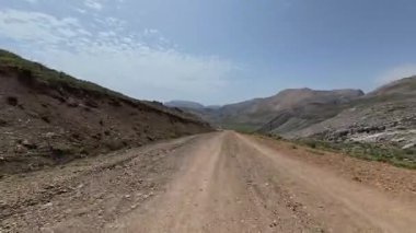 Toprak yol manzarası. Güneşli yol. Yüksek kaliteli FullHD görüntüler