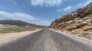 Toprak yol manzarası. Güneşli yol. Yüksek kaliteli FullHD görüntüler