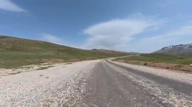 Toprak yol manzarası. Güneşli yol. Yüksek kaliteli FullHD görüntüler