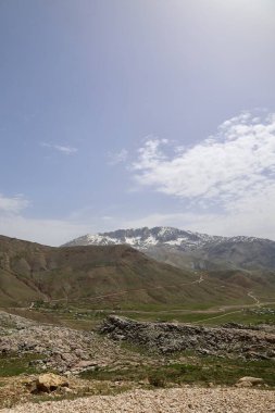 Dağlık viraj yolu. yukarıdan dağ manzarası