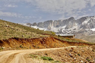 Dağlık viraj yolu. yukarıdan dağ manzarası