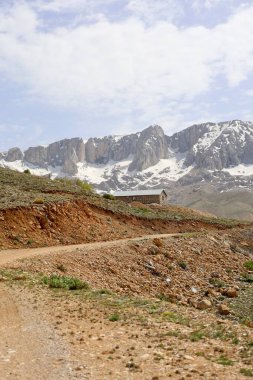 Dağlık viraj yolu. yukarıdan dağ manzarası