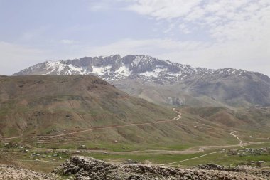 Dağlık viraj yolu. yukarıdan dağ manzarası