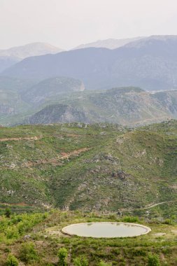Dağlık peyzaj göleti. Dağlık viraj yolu. yukarıdan dağ manzarası
