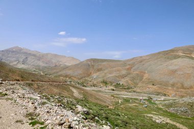 Dağlık viraj yolu. yukarıdan dağ manzarası