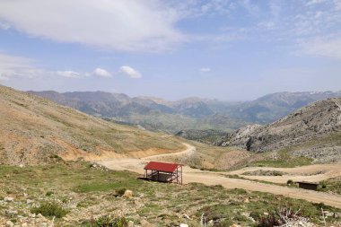 Dağlık viraj yolu. yukarıdan dağ manzarası