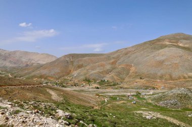 Dağlık viraj yolu. yukarıdan dağ manzarası