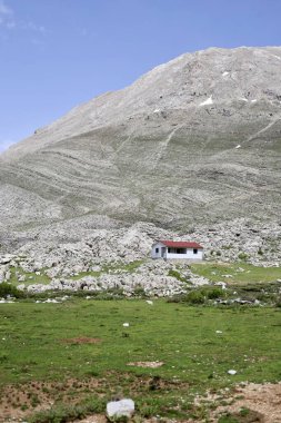 Dağlık peyzaj göleti. Dağlık viraj yolu. yukarıdan dağ manzarası